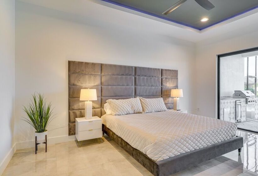 Pool & Outdoor Kitchen: Waterfront Cape Coral Home