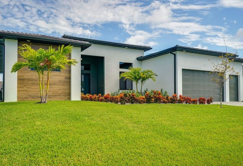 Pool & Outdoor Kitchen: Waterfront Cape Coral Home