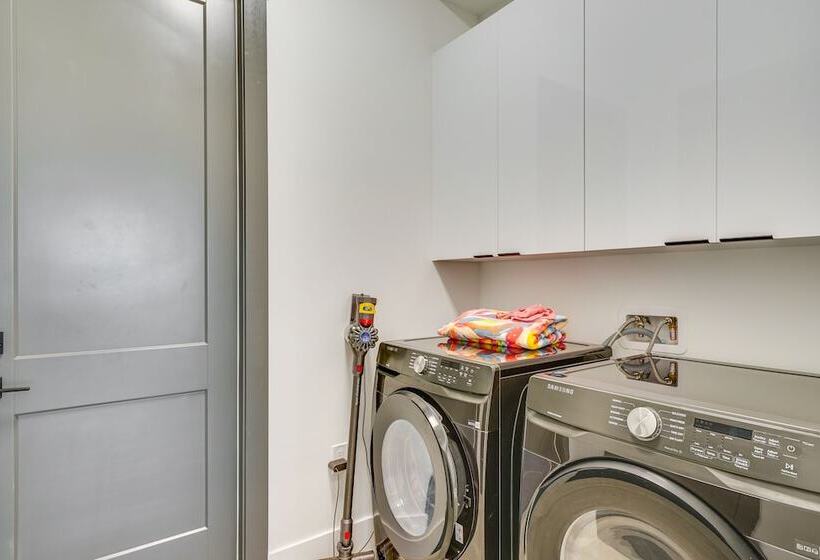 Pool & Outdoor Kitchen: Waterfront Cape Coral Home