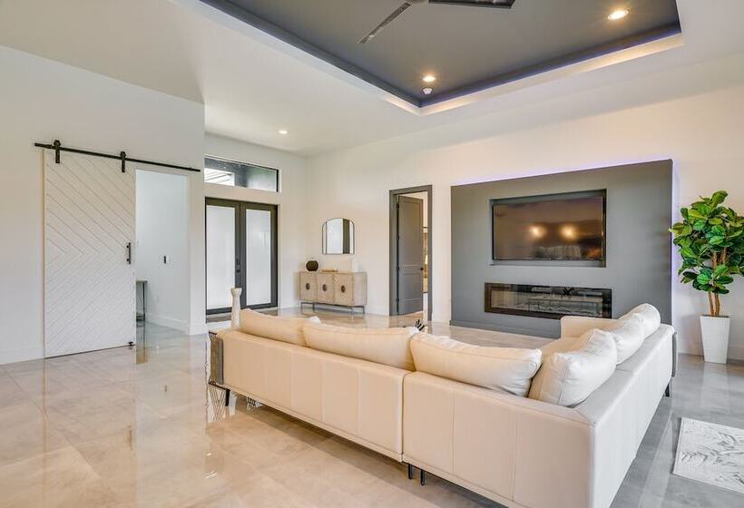 Pool & Outdoor Kitchen: Waterfront Cape Coral Home