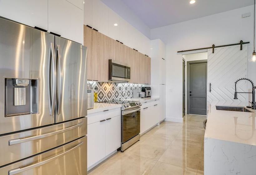 Pool & Outdoor Kitchen: Waterfront Cape Coral Home