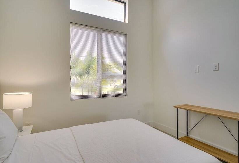 Pool & Outdoor Kitchen: Waterfront Cape Coral Home