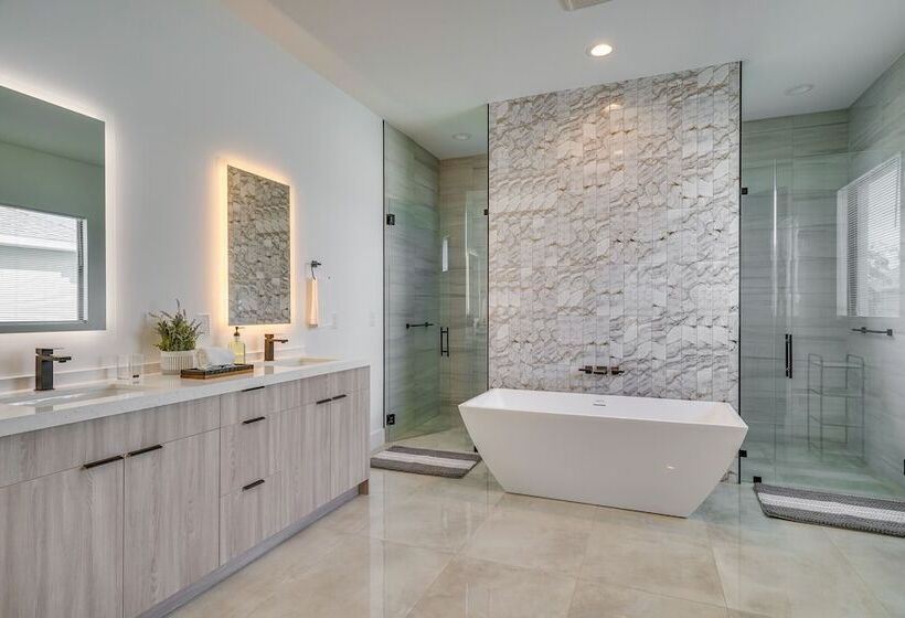 Pool & Outdoor Kitchen: Waterfront Cape Coral Home