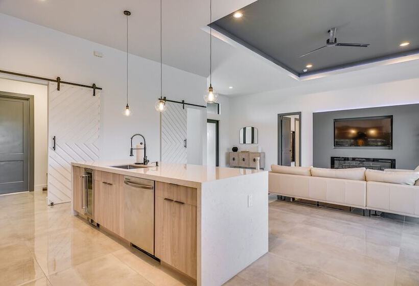 Pool & Outdoor Kitchen: Waterfront Cape Coral Home