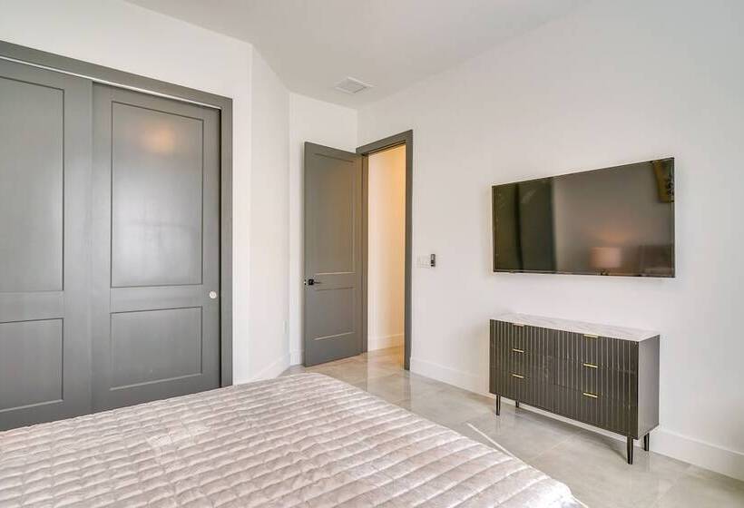 Pool & Outdoor Kitchen: Waterfront Cape Coral Home