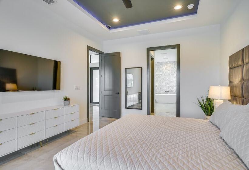 Pool & Outdoor Kitchen: Waterfront Cape Coral Home