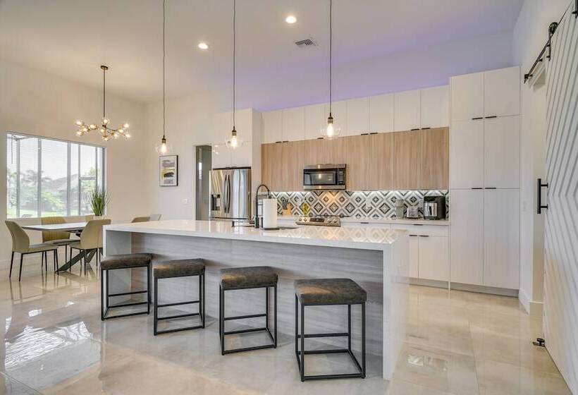 Pool & Outdoor Kitchen: Waterfront Cape Coral Home