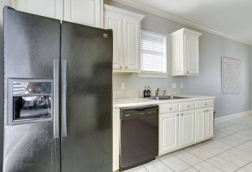 Canalfront Baton Rouge Home W/ Patio: 6 Mi To Lsu!