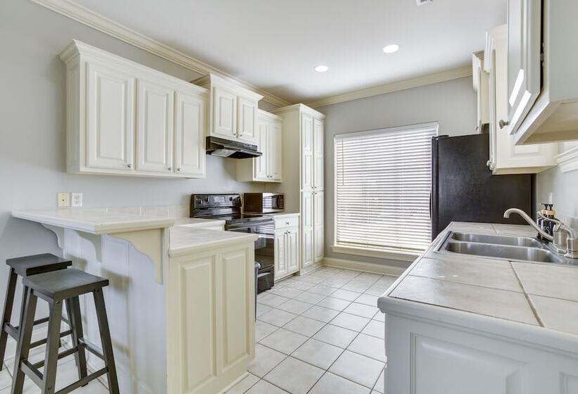 Canalfront Baton Rouge Home W/ Patio: 6 Mi To Lsu!