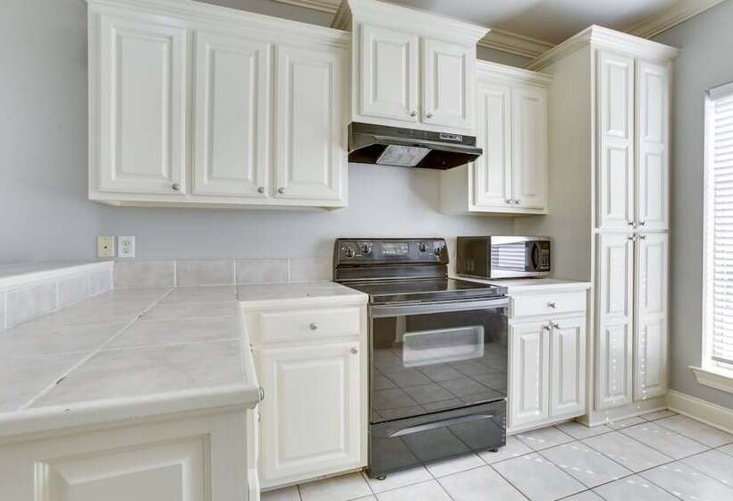 Canalfront Baton Rouge Home W/ Patio: 6 Mi To Lsu!