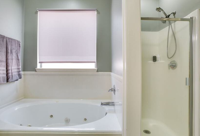 Canalfront Baton Rouge Home W/ Patio: 6 Mi To Lsu!