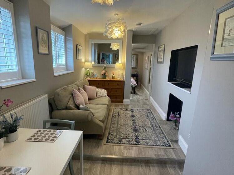 Captivating 1 Bed Cottage In Ross On Wye