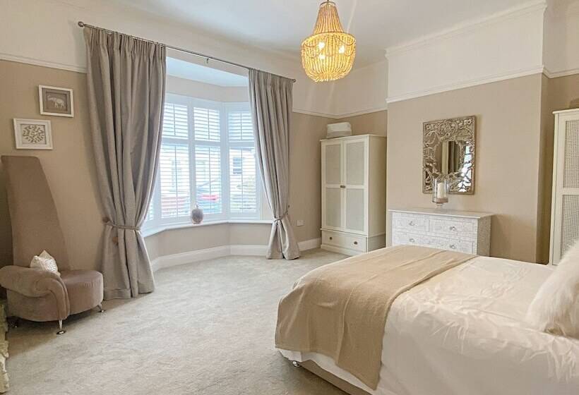 Captivating 2 Bed Cottage In Roker Sunderland