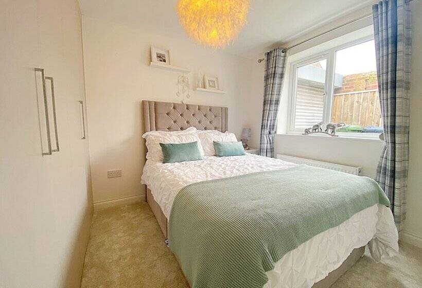 Captivating 2 Bed Cottage In Roker Sunderland