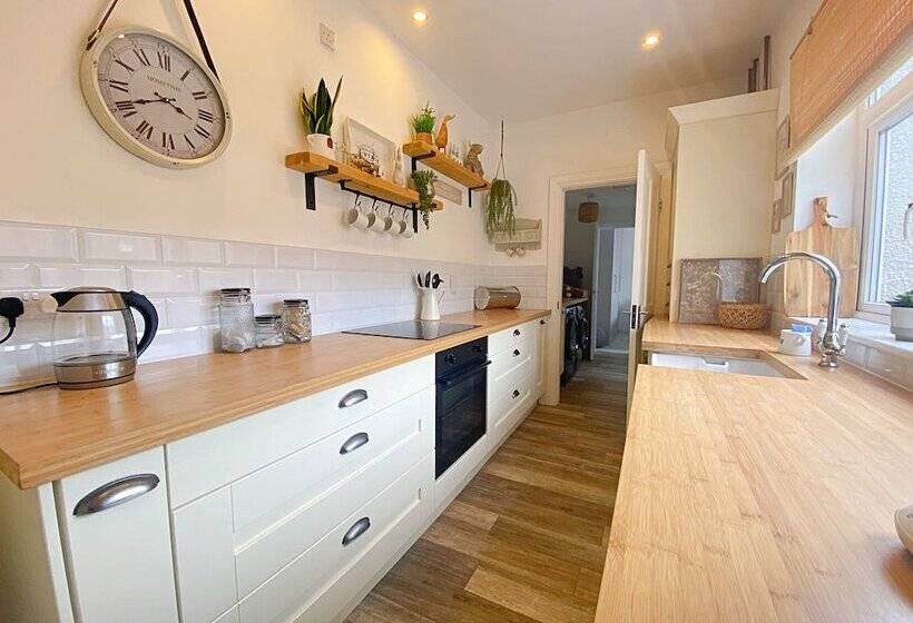 Captivating 2 Bed Cottage In Roker Sunderland