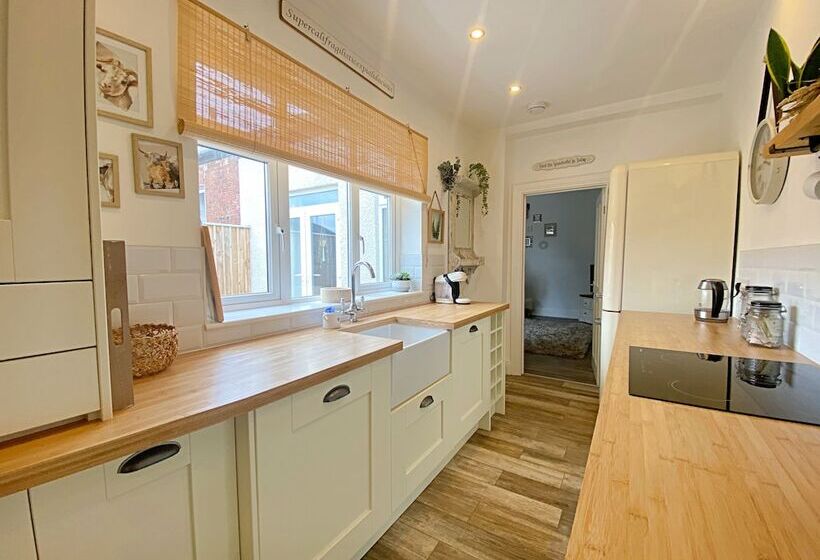 Captivating 2 Bed Cottage In Roker Sunderland