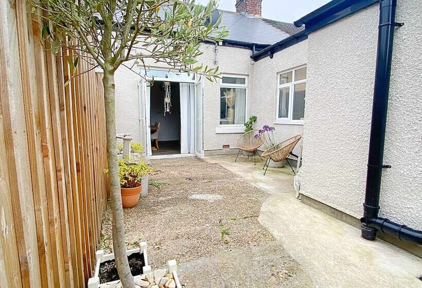 Captivating 2 Bed Cottage In Roker Sunderland