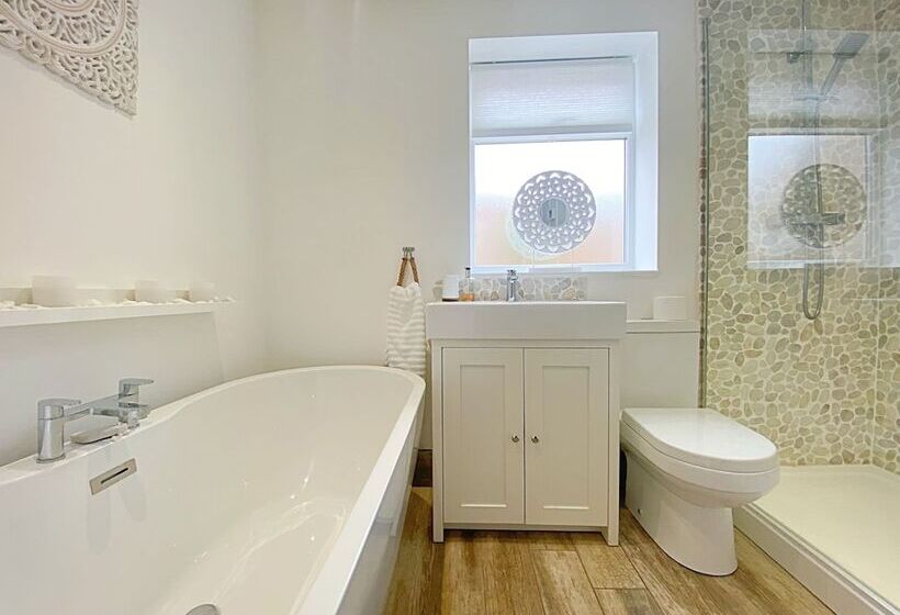 Captivating 2 Bed Cottage In Roker Sunderland