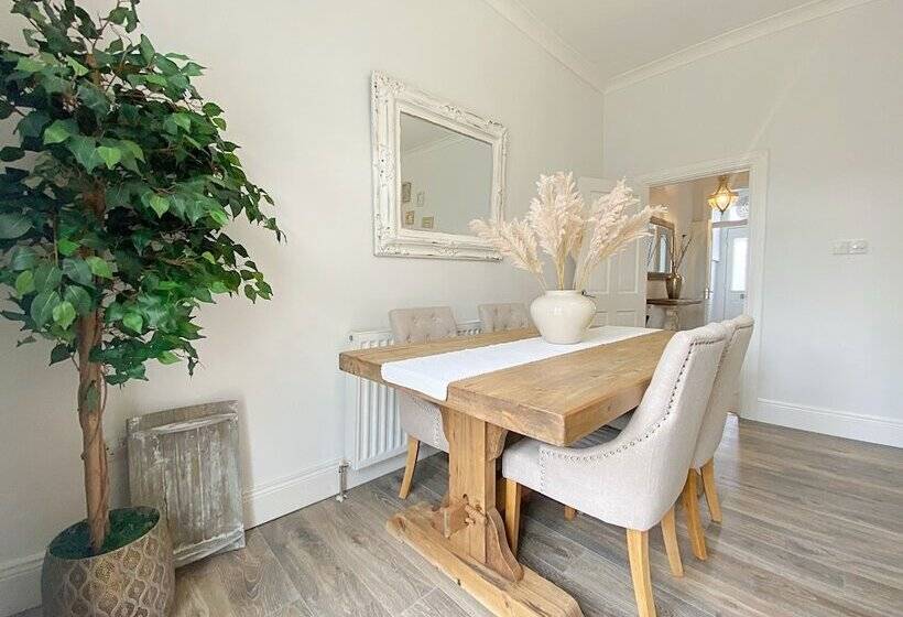 Captivating 2 Bed Cottage In Roker Sunderland