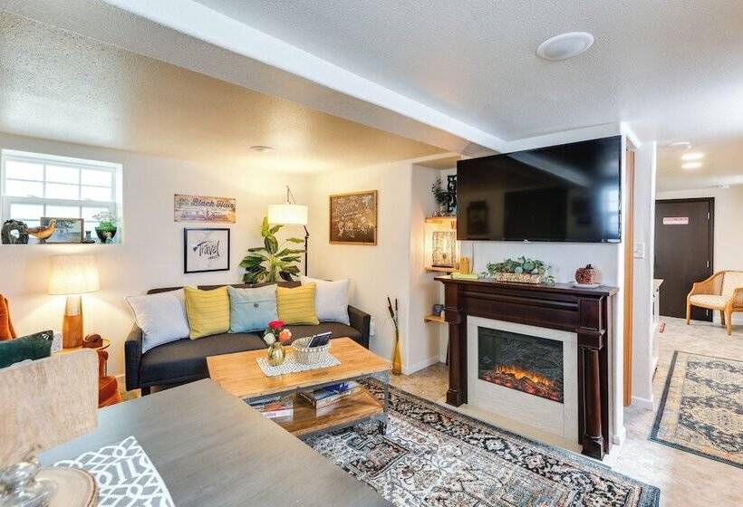 Centrally Located Apt Near Downtown Rapid City!