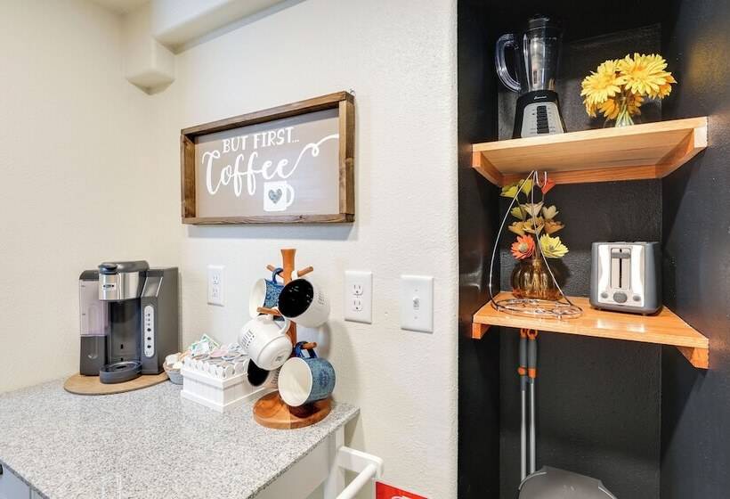 Centrally Located Apt Near Downtown Rapid City!