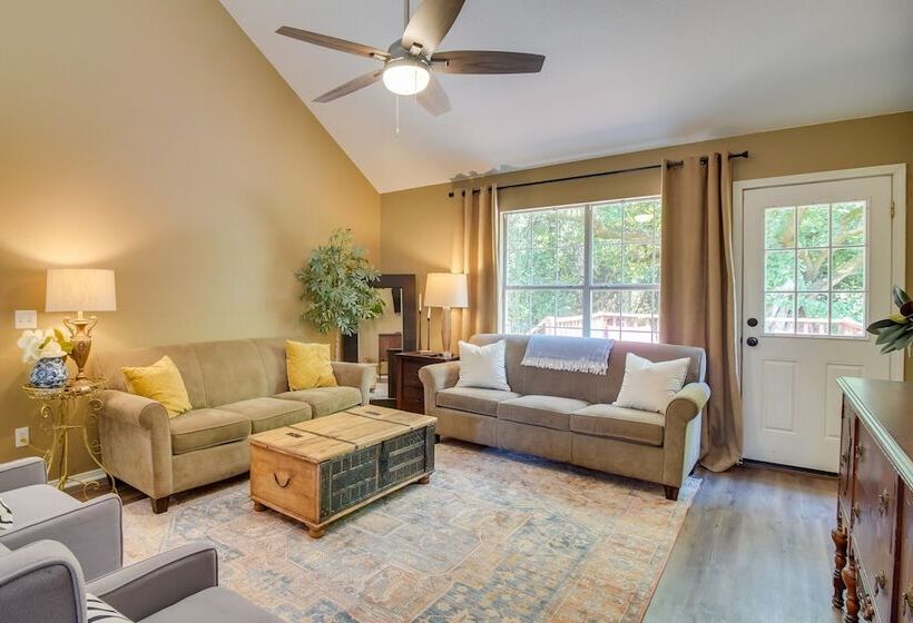 Charming Arkansas Retreat W/ Deck, Near Downtown!