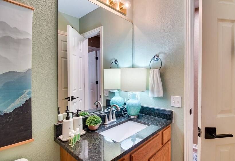 Charming Arkansas Retreat W/ Deck, Near Downtown!