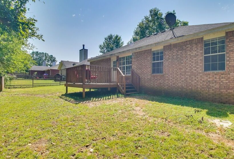 Charming Arkansas Retreat W/ Deck, Near Downtown!