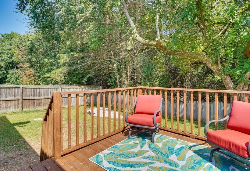 Charming Arkansas Retreat W/ Deck, Near Downtown!