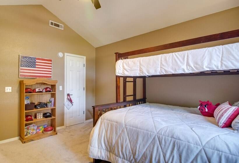 Charming Arkansas Retreat W/ Deck, Near Downtown!