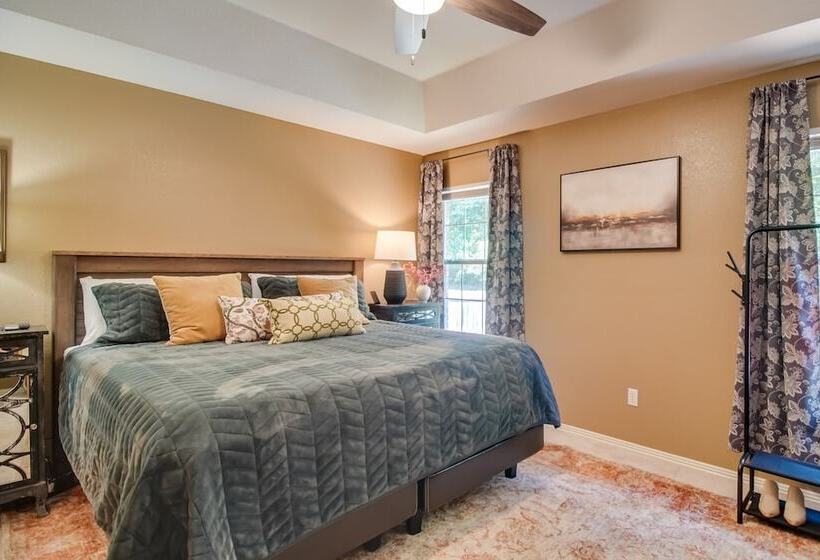 Charming Arkansas Retreat W/ Deck, Near Downtown!