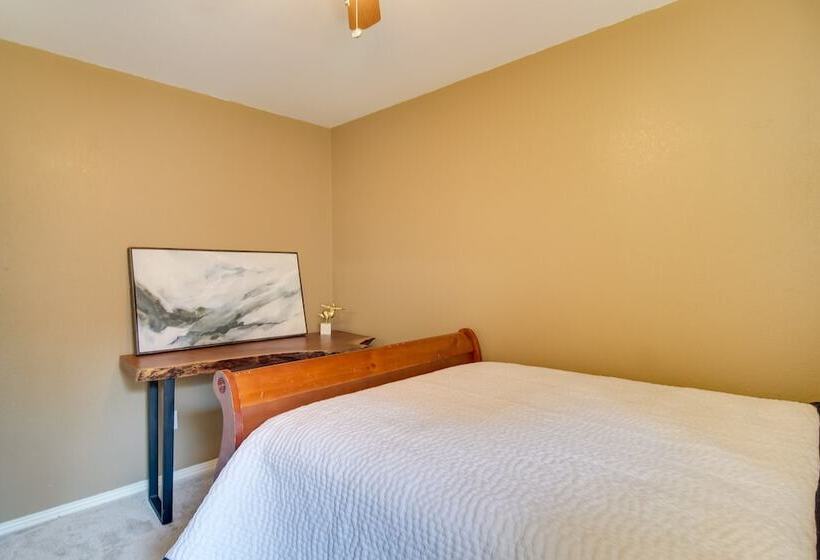 Charming Arkansas Retreat W/ Deck, Near Downtown!