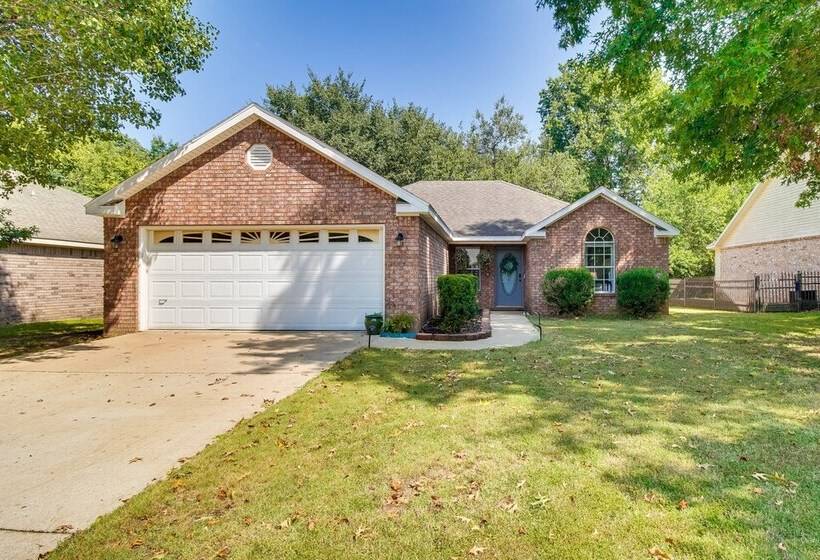 Charming Arkansas Retreat W/ Deck, Near Downtown!