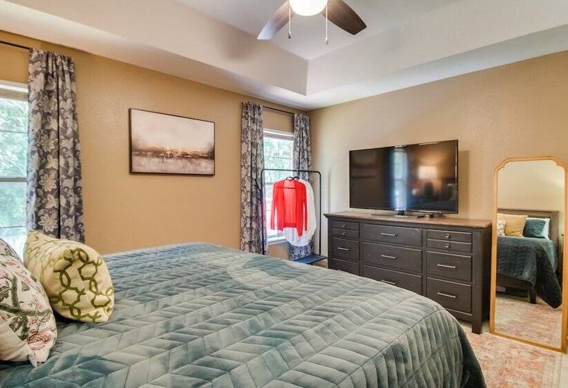 Charming Arkansas Retreat W/ Deck, Near Downtown!