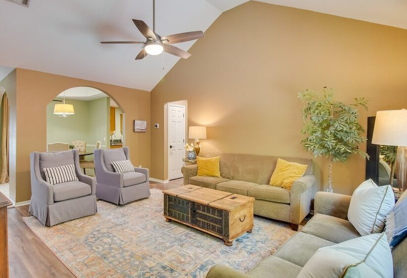 Charming Arkansas Retreat W/ Deck, Near Downtown!