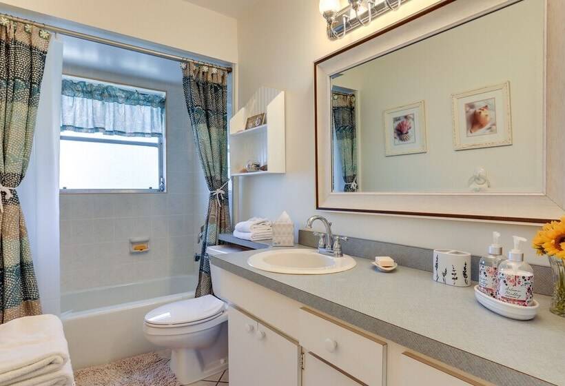 Charming Bradenton Home W/ Yard   Walk To Beach!