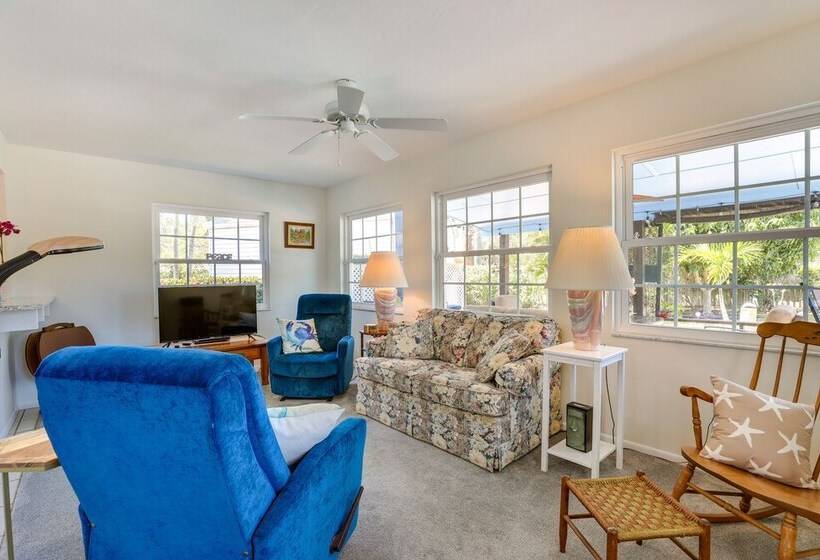 Charming Bradenton Home W/ Yard   Walk To Beach!