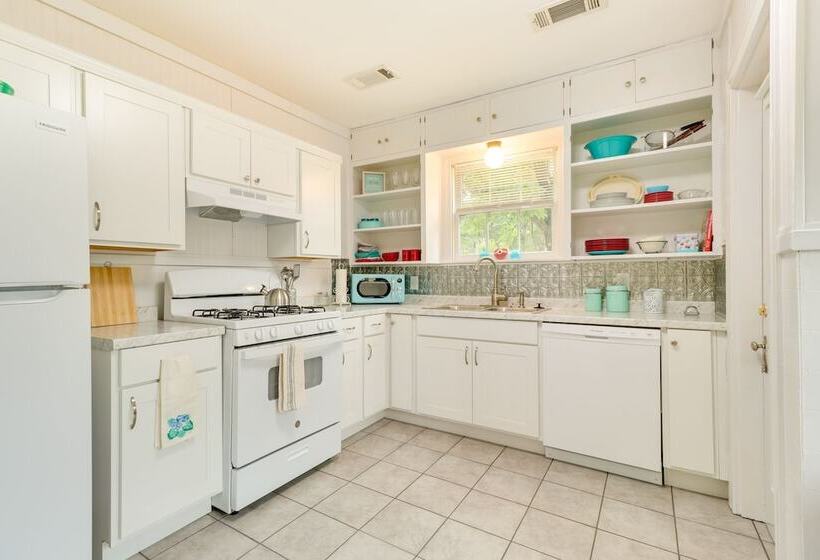 Charming Bryan Home   3 Mi To Kyle Field!