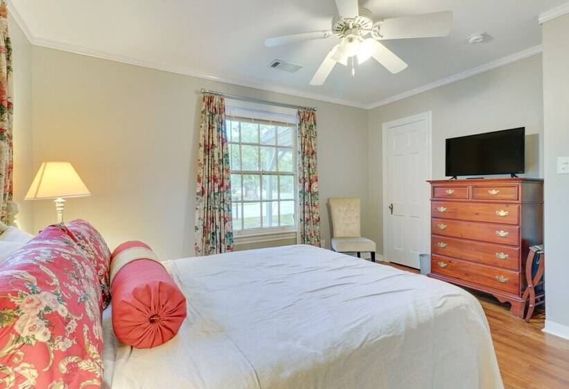 Charming Bryan Home   3 Mi To Kyle Field!