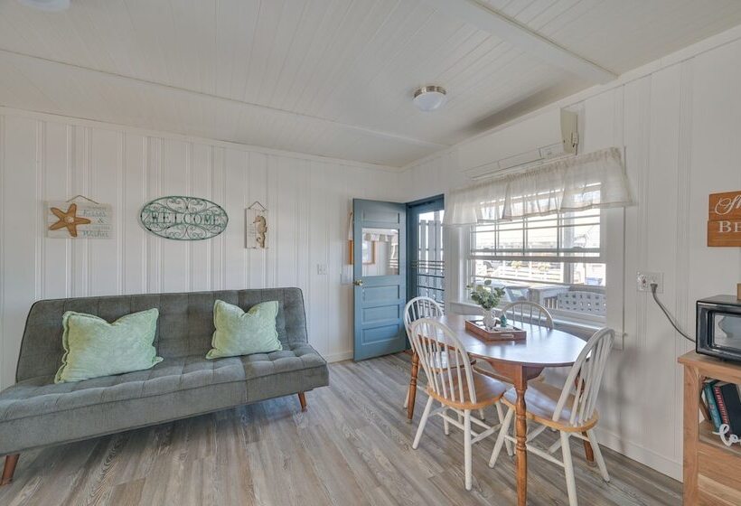 Charming Hampton Home W/ Porch, Walk To Beach!