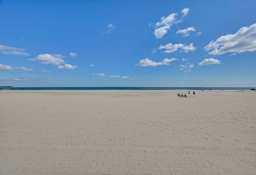 Charming Hampton Home W/ Porch, Walk To Beach!