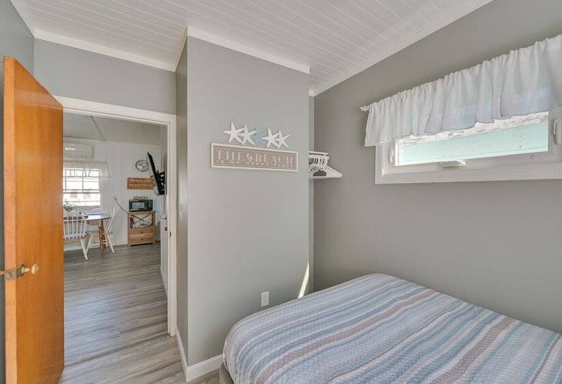 Charming Hampton Home W/ Porch, Walk To Beach!