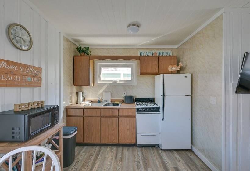 Charming Hampton Home W/ Porch, Walk To Beach!