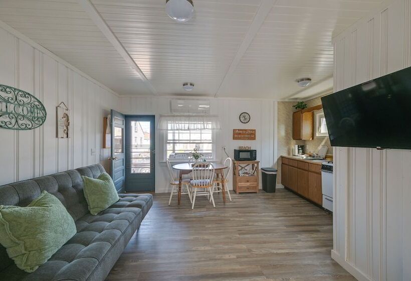 Charming Hampton Home W/ Porch, Walk To Beach!