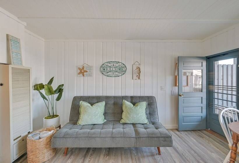 Charming Hampton Home W/ Porch, Walk To Beach!