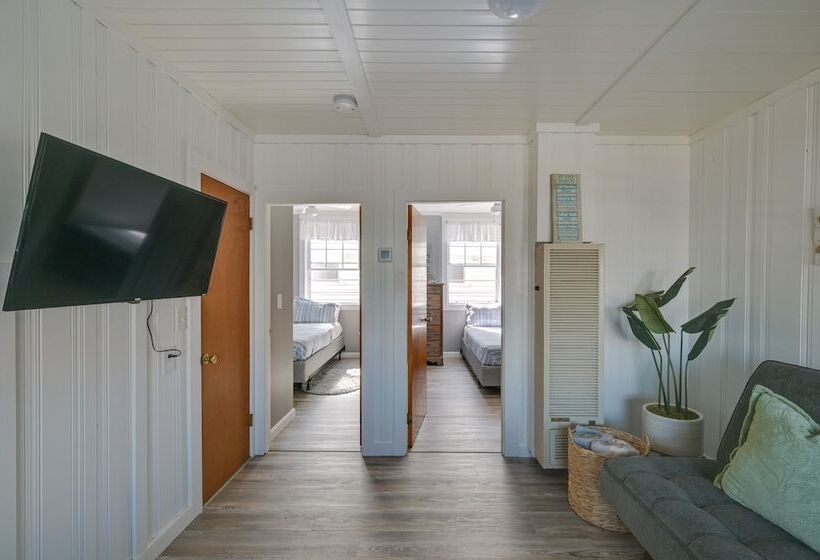 Charming Hampton Home W/ Porch, Walk To Beach!