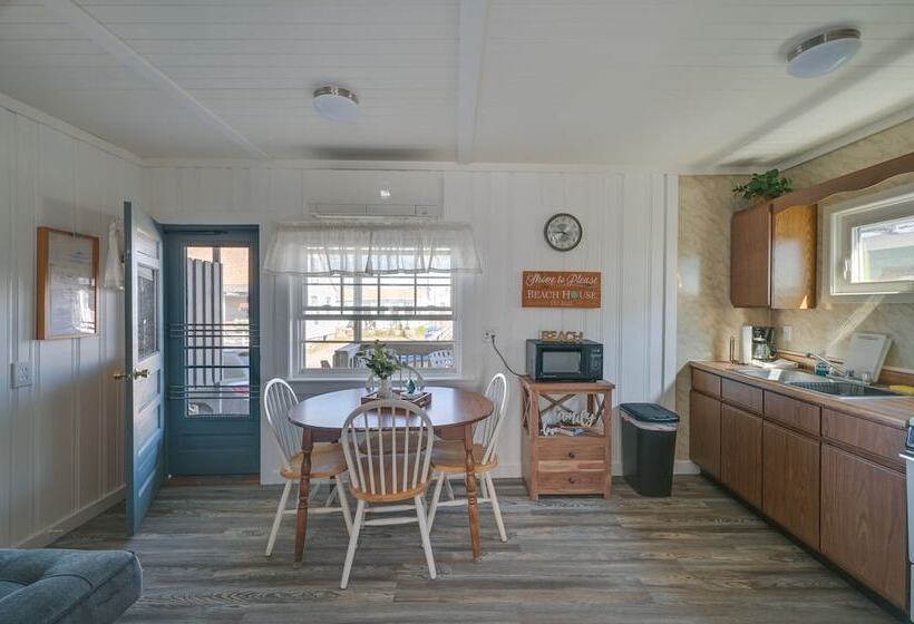 Charming Hampton Home W/ Porch, Walk To Beach!