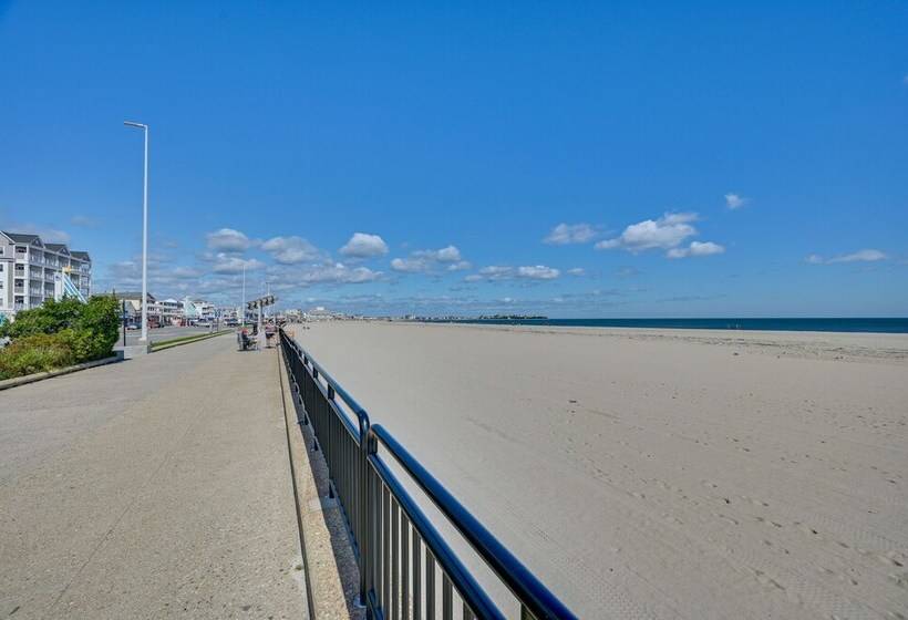 Charming Hampton Home W/ Porch, Walk To Beach!