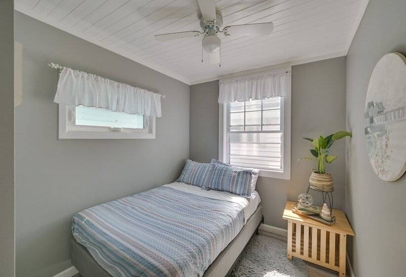 Charming Hampton Home W/ Porch, Walk To Beach!