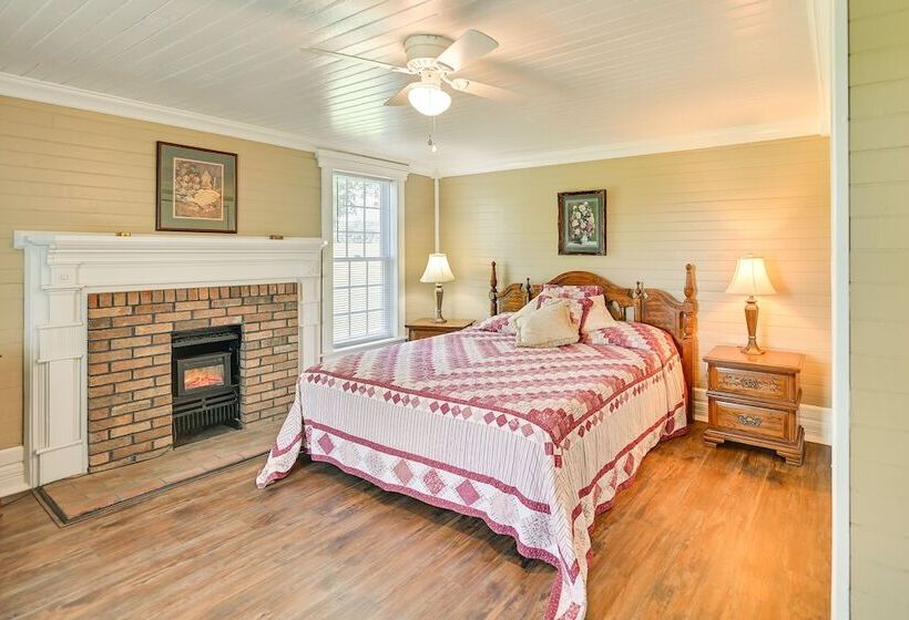 Charming Kentucky Farmhouse W/ Fire Pit & Grill!